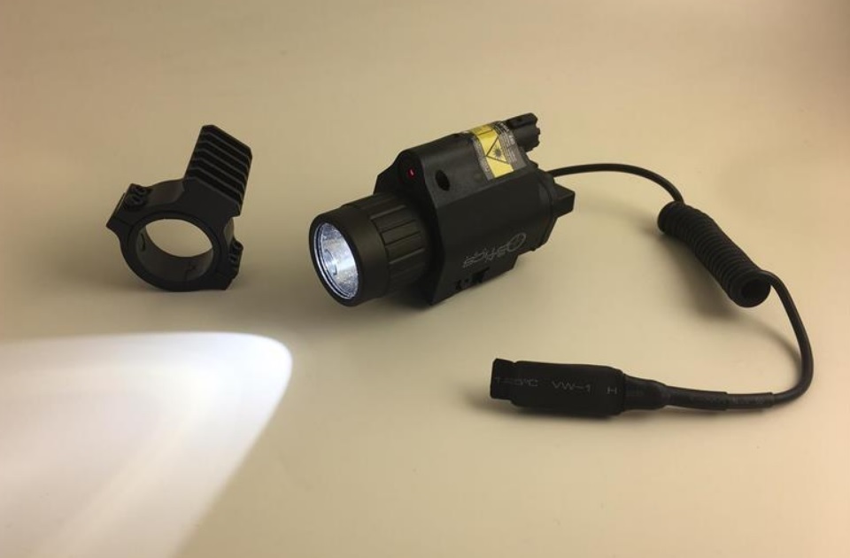 Lampa Vit Laser röd 750L 2st CR123A batteri.